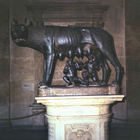 Die Kapitolinische Wölfin (Lupa Capitolina) säugt Romulus und Remus (Bronzeskulptur)