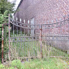 Rostiges schmiedeeisernes Tor, mit Kette und Vorhängeschloß verschlossen