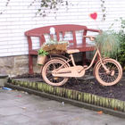 Kupferfarbenes Fahrrad als Blumenständer